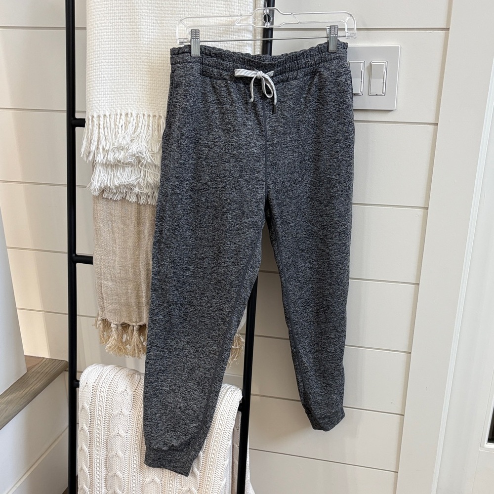 Vuori Performance Joggers. Size L. Charcoal Heather.